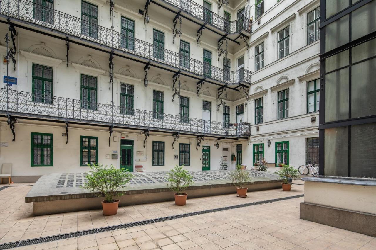 Central New Cozy Budapeste Exterior foto